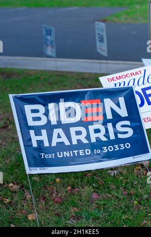 3 novembre 2020 - Elkins Park, Pennsylvania: Un cartello Biden Harris presso una stazione di polling a Elkins Park, Pennsylvania Foto Stock