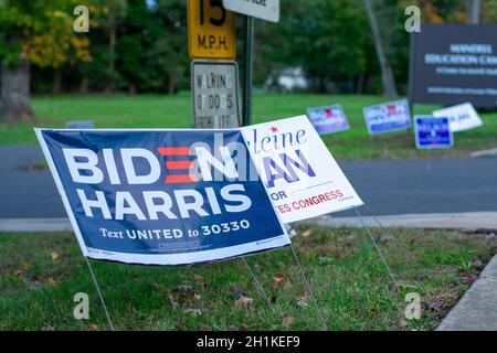 3 novembre 2020 - Elkins Park, Pennsylvania: Un cartello Biden Harris presso una stazione di polling a Elkins Park, Pennsylvania Foto Stock