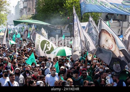 Buenos Aires, Argentina. 18 Ott 2021. I manifestanti hanno bandiere e striscioni durante la marcia al Monumento per lavorare a Buenos Aires. La Confederazione Generale del lavoro (CGT) e i movimenti sociali hanno effettuato una mobilitazione verso il Monumento per lavorare in celebrazione della giornata della lealtà peronista. (Foto di Alejo Manuel Avila/SOPA Images/Sipa USA) Credit: Sipa USA/Alamy Live News Foto Stock