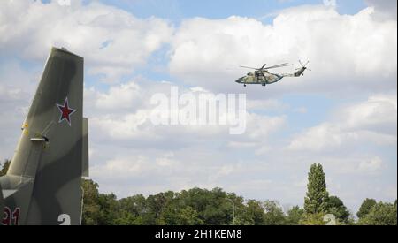 Rostov-on-Don, Russia - 27 agosto 2020 : il più grande elicottero di atterraggio DEL mondo MI-26 Foto Stock