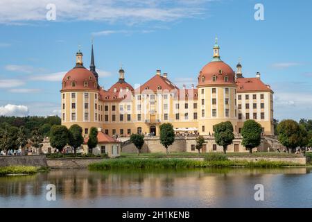 Moritzburg, Sassonia, Germania – 23 agosto 2020: Castello barocco Moritzburg vicino Dresda. Il castello è stato costruito dal duca Moritz come un rifugio di caccia e beca Foto Stock