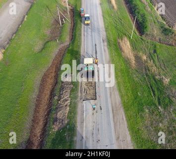 Vista superiore della riparazione su strada. Le tecniche per la riparazione di asfalto. Sostituzione di asfalto Foto Stock