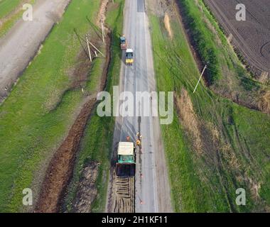 Vista superiore della riparazione su strada. Le tecniche per la riparazione di asfalto. Sostituzione di asfalto Foto Stock