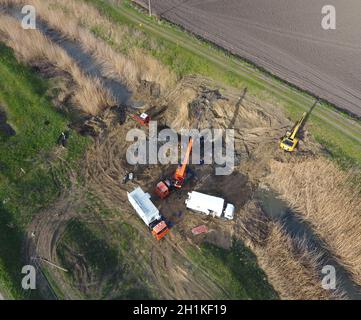 La riparazione del gasdotto la sezione che passa attraverso il canale dell'acqua. I lavori di riparazione. Foto Stock