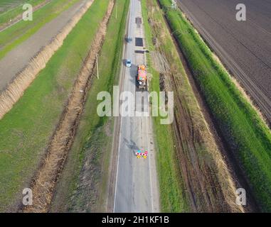 Vista superiore della riparazione su strada. Le tecniche per la riparazione di asfalto. Sostituzione di asfalto Foto Stock