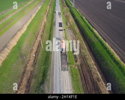 Vista superiore della riparazione su strada. Le tecniche per la riparazione di asfalto. Sostituzione di asfalto Foto Stock