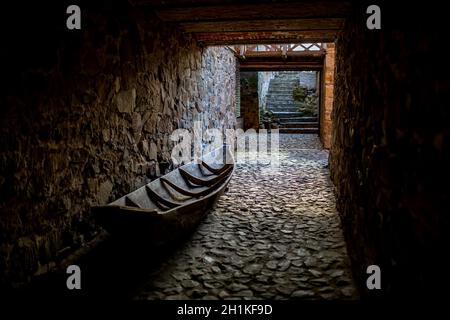 Vecchia barca di legno su una pavimentazione di pietra. Il concetto di speranze inadempiute, piani inadempiuti, vecchiaia di debolezza o di impotenza. Foto Stock