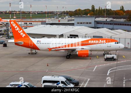 Berlino, Germania - 27 ottobre 2020: Aereo easyJet Airbus A320 all'aeroporto Tegel di Berlino in Germania. Airbus è un costruttore europeo di aeromobili Foto Stock