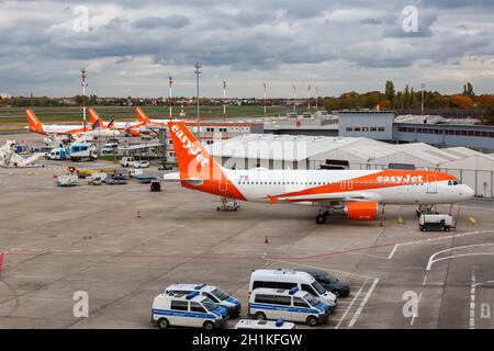 Berlino, Germania - 27 ottobre 2020: Aerei easyJet Airbus A320 all'aeroporto Tegel di Berlino in Germania. Airbus è un costruttore europeo di aeromobili Foto Stock