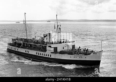 AJAXNETPHOTO. 6 MAGGIO 1967. PORTSMOUTH, INGHILTERRA. - TRAVERSATA SOLENT TRAGHETTO PASSEGGERI - M.V. SHANKLIN VERSO L'INTERNO LEGATO DAL MOLO RYDE AL PORTO DI PORTSMOUTH.PHOTO:JONATHAN EASTLAND/AJAX REF:3567756 6 Foto Stock