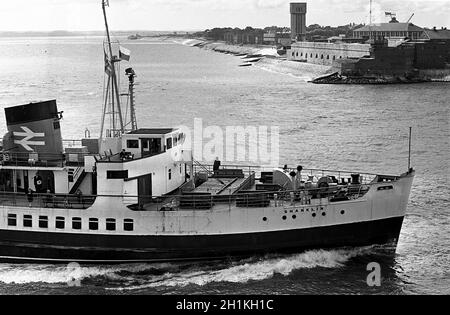 AJAXNETPHOTO. 6 MAGGIO 1967. PORTSMOUTH, INGHILTERRA. - TRAVERSATA SOLENT TRAGHETTO PASSEGGERI - M.V. SHANKLIN VERSO L'INTERNO LEGATO DAL MOLO RYDE AL PORTO DI PORTSMOUTH.PHOTO:JONATHAN EASTLAND/AJAX REF:3567756 7 Foto Stock