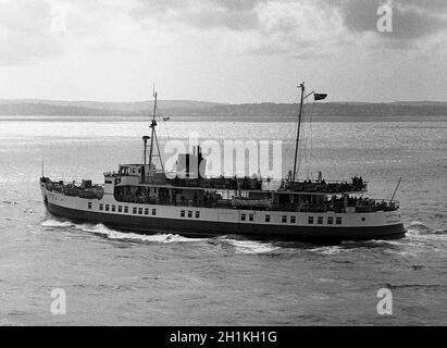 AJAXNETPHOTO. 13 LUGLIO 1967. PORTSMOUTH, INGHILTERRA. - TRAVERSATA SOLENT TRAGHETTO PASSEGGERI - M.V. SOUTHSEA CARICO DI PASSEGGERI, VERSO L'ESTERNO AL MOLO RYDE DA PORTSMOUTH HARBOUR.PHOTO:JONATHAN EASTLAND/AJAX REF:3567748 10 Foto Stock