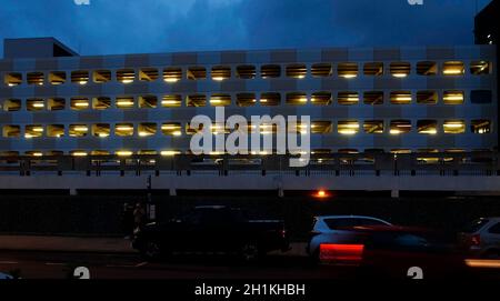 AJAXNETPHOTO. 2019. WORTHING, INGHILTERRA - SALVA SPAZIO - PARCHEGGIO AUTO A PIÙ PIANI IN CITTÀ DI NOTTE. PHOTO:JONATHAN EASTLAND/AJAX REF:GR202204 9805 Foto Stock