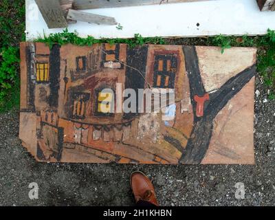 AJAXNETPHOTO. 2017. WORTHING, INGHILTERRA. - ARTE ORFANA - ARTE SCARTATA SU SCHEDA DANNEGGIATA TROVATO IN STRADA RAFFIGURA LA LINEA DI LAVAGGIO CON LAVANDERIA E FINESTRE DI PROPRIETÀ. FOTO:© IN QUESTA COPIA DIGITALE DEL LAVORO ORIGINALE/AJAX NEWS & FEATURE SERVICE. FONTE: PUBLIC STREET. REF:GR4 170410 7239 Foto Stock