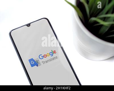 LOD, Israele - 8 luglio 2020: Moderno spazio di lavoro minimalista per ufficio con smartphone nero mobile con schermo di lancio dell'app Google Translate con logo su bianco Foto Stock