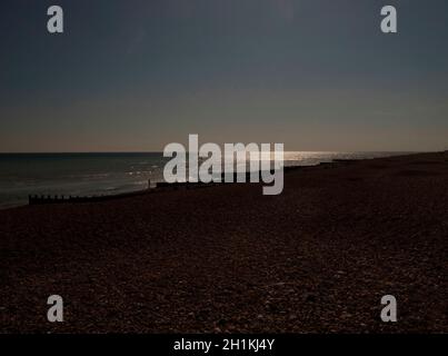 AJAXNETPHOTO. APRILE, 2020. WORTHING, INGHILTERRA. EMISFERO SETTENTRIONALE. TRAMONTO DI PRIMAVERA, TARDO POMERIGGIO, ORA ESTIVA BRITANNICA. FOTO:JONATHAN EASTLAND/AJAX. REF:GR202204 9856 Foto Stock