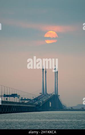 Al Penang Bridge si levano all'alba i tuorli d'uovo su una nuvola. Foto Stock