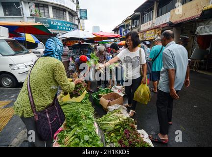 Georgetown, Penang/Malaysia - Giu 17 2016: Consumismo al mercato bagnato a Jalan Kuala Kangsar. Foto Stock