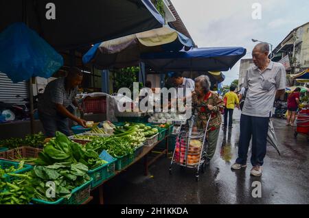 Georgetown, Penang/Malaysia - Giu 17 2016: La gente acquista le verdure al mercato umido al mattino. Foto Stock