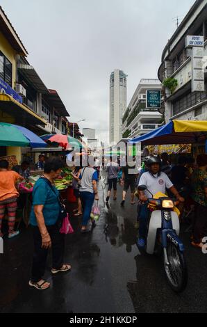 Georgetown, Penang/Malaysia - Giu 17 2016: Mercato mattutino durante la giornata delle piogge. Lo sfondo è l'edificio KOMTAR. Foto Stock