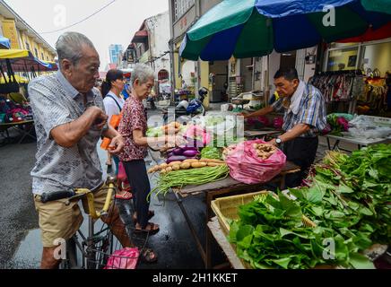 Georgetown, Penang/Malaysia - Giu 17 2016: La gente compra le verdure al mercato umido in strada. Foto Stock