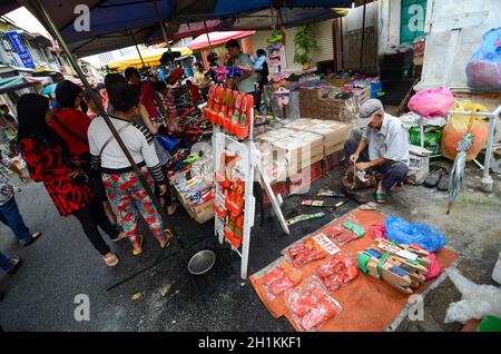 Georgetown, Penang/Malaysia - Giu 17 2016: Vendita di scarpe di legno rosso al mercato mattutino in vecchia strada. Foto Stock