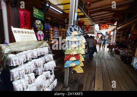 Georgetown, Penang/Malaysia - Giu 17 2016: Casa di legno a Chew Jetty vendere souvenir ai turisti. Foto Stock