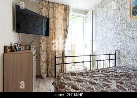 Anapa, Russia - 23 agosto 2020: Interno di una piccola camera da letto con balcone Foto Stock