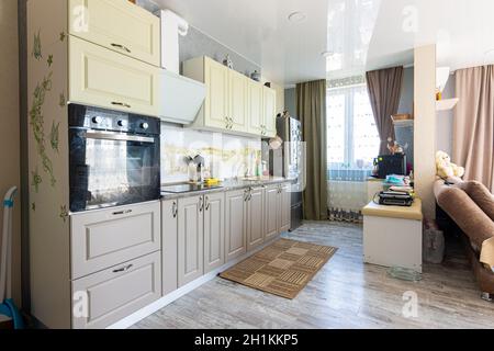 Anapa, Russia - 23 agosto 2020: Bella cucina situata all'interno di una cucina spaziosa Foto Stock