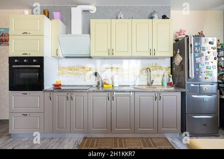 Anapa, Russia - 23 agosto 2020: Cucina semplice messa a primo piano nell'interno della cucina Foto Stock