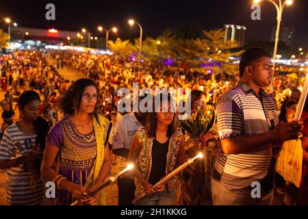 Bukit Mertajam, Penang/Malaysia - Luglio 30 2016: Migliaia di pellegrini hanno acceso la candela alla chiesa di Sant'Anna. Foto Stock