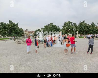 Padova, Italia - 19 settembre 2014: Gli sposi che scattano foto nel giorno del matrimonio a Prato della Valle a Padova, Veneto, Italia. Foto Stock