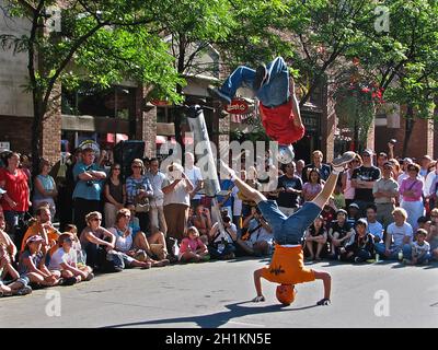 Esecuzione di Acrobat sul Festival di strada Foto Stock