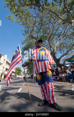 George Town, Penang/Malaysia - Agosto 31 2017: Un uomo indiano con bandiera e costume della Malesia. Foto Stock