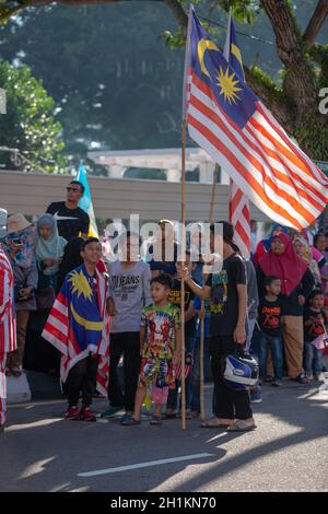 George Town, Penang/Malesia - 31 2017 agosto: Malesia tenere bandiera Malesia in via. Foto Stock