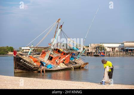 Sekinchan, Selangor/Malaysia - Ott 06 2019: Un Malays pesca sulla costa. Foto Stock