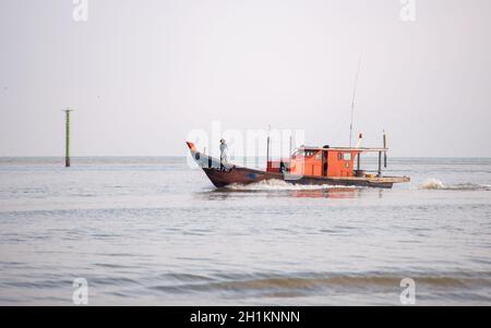 Sekinchan, Selangor/Malaysia - Ott 06 2019: Uno stand di pescatori di fronte alla barca tornare a casa. Foto Stock