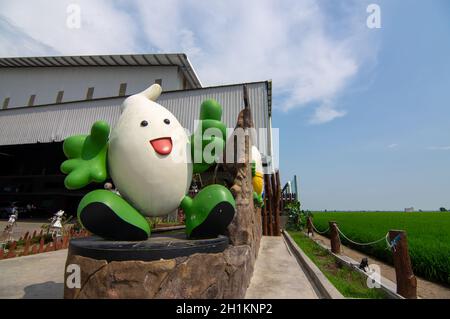 Sekinchan, Selangor/Malaysia - Ott 05 2019: La grande mascotte di riso di fronte al Paddy Processing Factory & Gallery Foto Stock