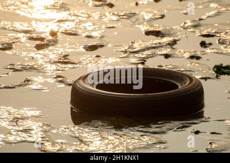 Batu Maung, Penang/Malaysia - Dic 28 2019: Pneumatici Bridgestone auto sulla costa. Foto Stock