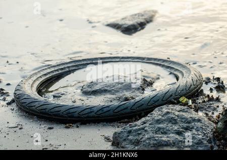 Batu Maung, Penang/Malaysia - Dic 28 2019: Pneumatico auto come spazzatura al mare. Foto Stock