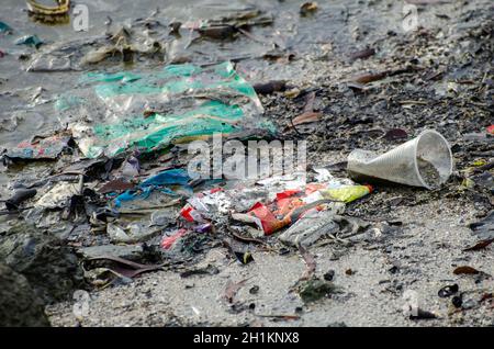 Batu Maung, Penang/Malaysia - Dic 28 2019: Rifiuti di plastica sulla costa marittima. Foto Stock