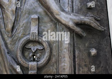 HAVANA, CUBA - 24 agosto 2017: Un primo colpo di una porta in metallo scolpito all'ingresso di un pantheon al Cimitero di Colon Foto Stock