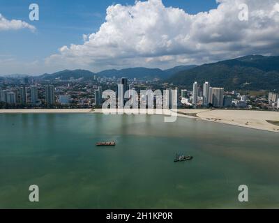George Town, Penang/Malaysia - Nov 06 2019: Isola di bonifica Gurney Drive in blu giorno di sole. Foto Stock