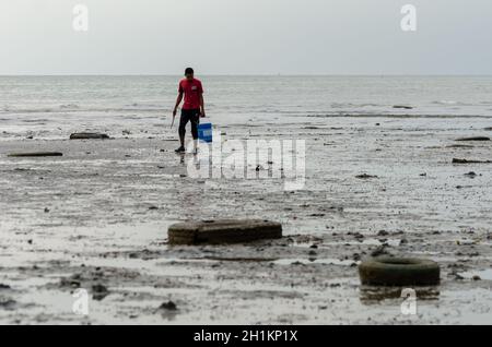 Batu Maung, Penang/Malaysia - Dic 28 2019: Un pescatore cerca clam. Foto Stock