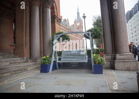 Londra, UK - 30 settembre 2020: Immagine di una panca Swing circondata da piante e con la stazione ferroviaria di St Pancras in background Foto Stock