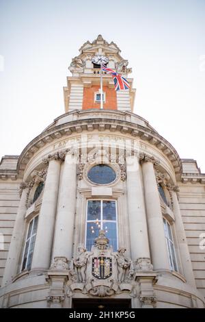 Londra, Regno Unito - 30 settembre 2020: Vista ritratto del lato anteriore del Municipio di Lambeth e della sua Torre dell'Orologio a Londra, Regno Unito Foto Stock