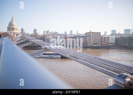 Vista panoramica del Millenium Bridge Handrail che conduce alla Cattedrale di St Pauls a Londra, Regno Unito Foto Stock