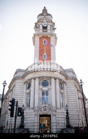 Londra, Regno Unito - 30 settembre 2020: Vista ritratto del lato anteriore del Municipio di Lambeth e della sua Torre dell'Orologio a Londra, Regno Unito Foto Stock