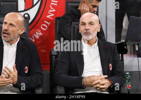 Milano, Italia. 16 ottobre 2021. Italia, Milano, 16 2021 ottobre: Stefano Pioli (manager di Milano) seduto in panchina durante la partita di calcio AC MILAN vs HELLAS VERONA, Serie A 2021-2022 giorni 8, stadio San Siro (Foto di Fabrizio Andrea Bertani/Pacific Press/Sipa USA) Credit: Sipa USA/Alamy Live News Foto Stock