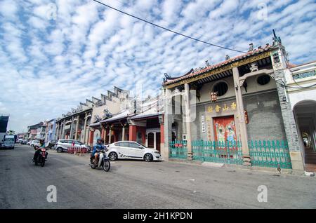 Georgetown, Penang/Malaysia - Febbraio 14 2020: Vista ad angolo di King Street con vecchio tempio cinese. Foto Stock